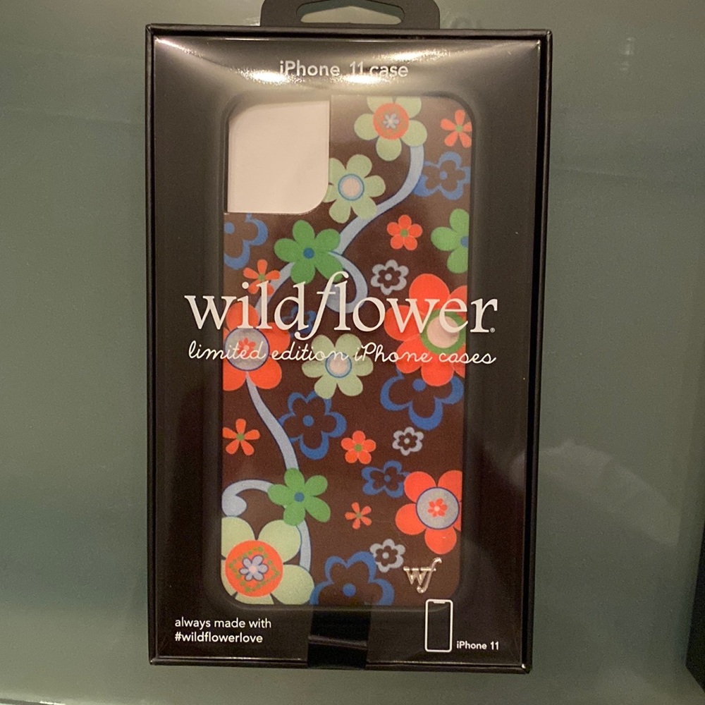 BRAND NEW “far out floral” Wildflower iPhone case